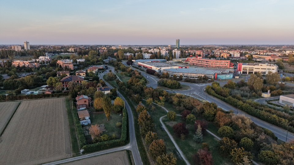 Bologna al tramonto vista dal drone